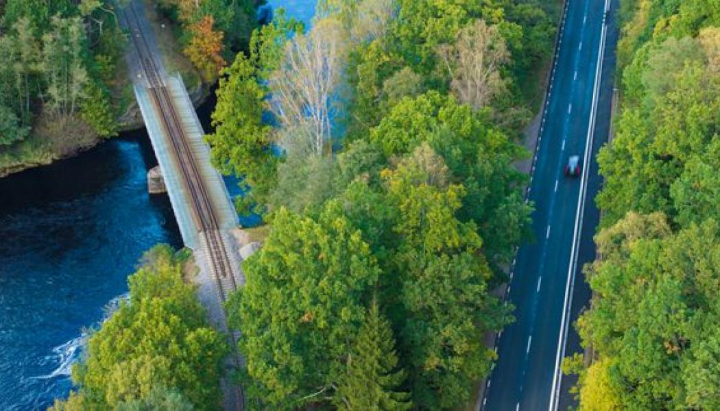 Efter de kraftiga regnen i Västernorrland pågår en särskild utredning om hur markförändringar påverkat avrinningen och därmed vägar och järnvägar i området. Foto: Trafikverket