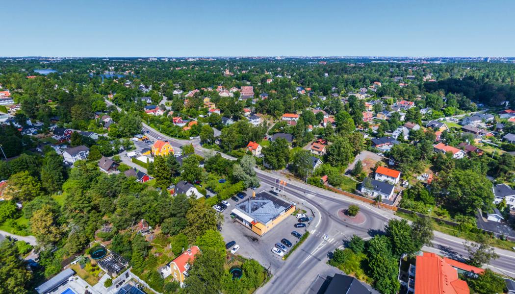 Sjön Trehörningen ligger centralt i Huddinge, strax söder om Huddinge centrum i Huddinge kommun, som är en förort söder om Stockholm. Foto: Tanya Cvetanovska/Unsplash