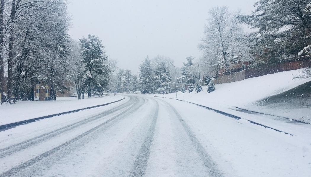 Från den första december blir det olagligt att köra dubbfria vinterdäck utan den nya märkningen med symbolen med alptoppen – ett berg med tre toppar och snöflinga. Foto: Trygg Hansa