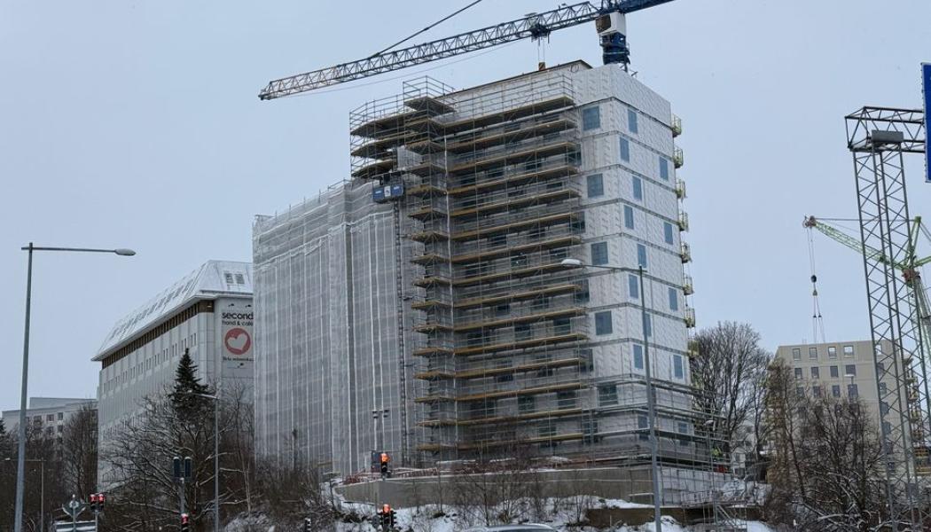 Huset Tumba Port ligger på en höjd centralt beläget i Tumba. Pressbild: Botkyrkabyggen