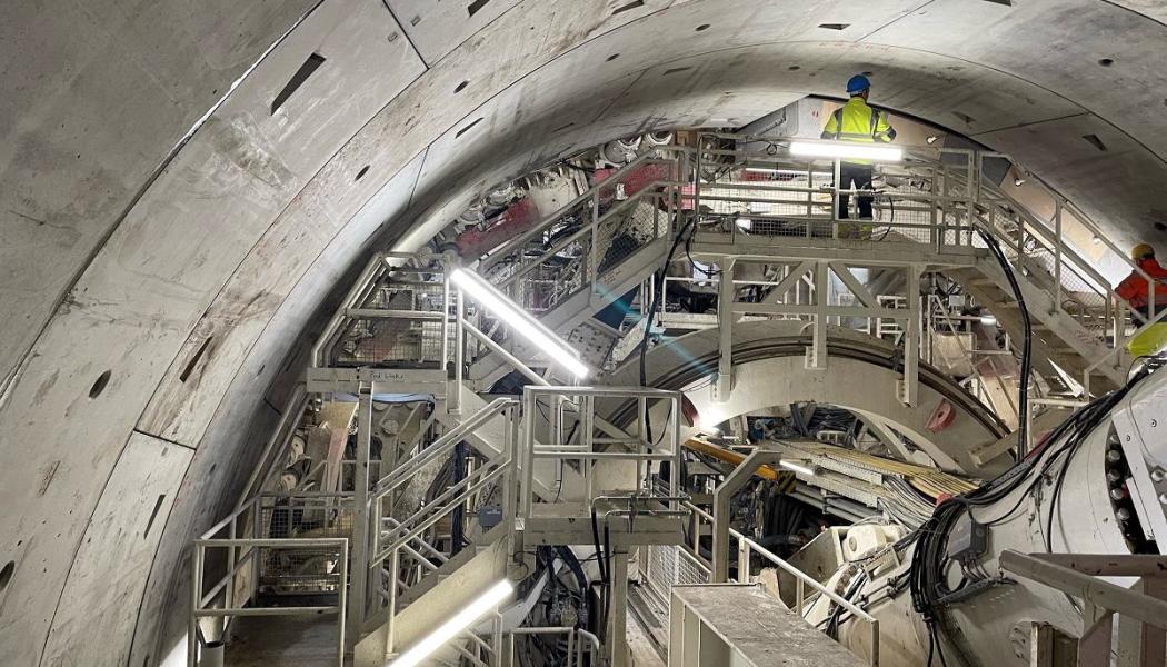 Tunneln för höghastighetsjärnväg kommer att byggas med en TBM-sköld. Samma enhet är redan i drift i Łódź på tunnelbanelinjen för regionaltåg. Det pågår redan byggnation av viktiga delar för projektet: det polska företaget Budimex arbetar med att färdigställa startschaktet för borrmaskinen i Retkinia. Foto: PKP Polish Railway Lines)