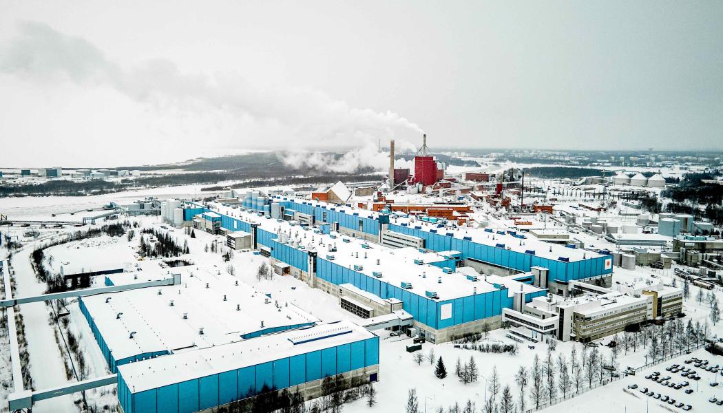 Fabriken i Uleåborg ingår i Stora Ensos Packaging Materials-division och producerar förpackningskartong, säckpapper och oblekt barrträmassa av färskfiber. Fabriksintegratet på Nuottasaari omfattar en mottagningsplats för virkespartier, cellulosafabriken, en kraftliner-linje och hamnfunktioner. Foto: Stora Enso