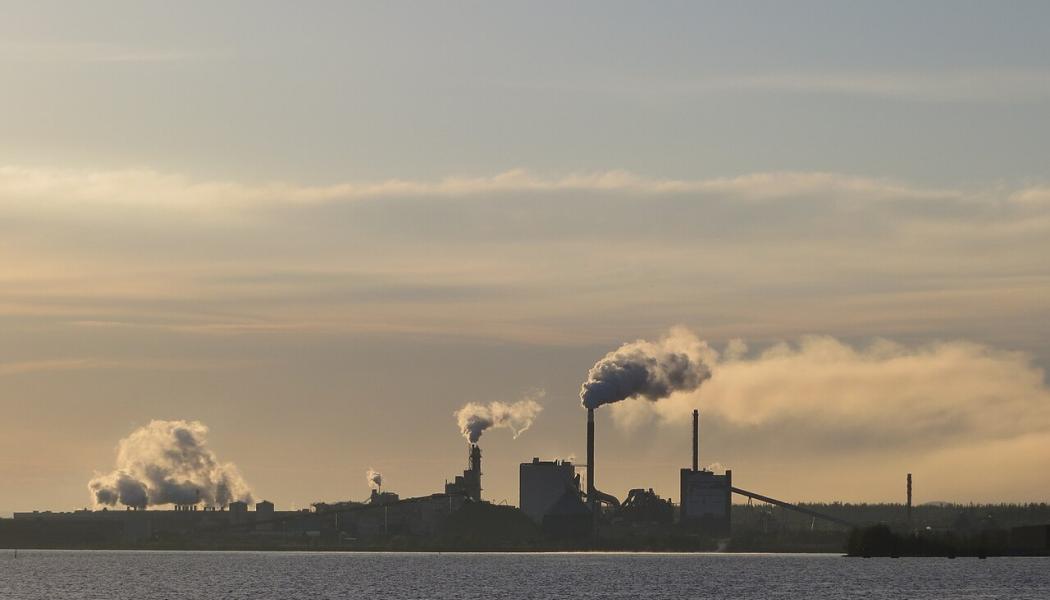 Smurfit Westrock Piteå produces 700,000 tons of unbleached and bleached kraftliner annually in two paper machines.  Photo: Ullis/Wikimedia Commons