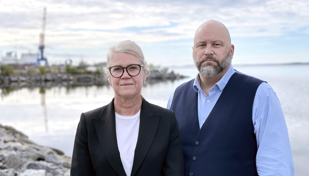 Ulrika Nilsson, vd Piteå Hamn AB tillsammans med Patric Lundström, kommunalråd Piteå kommun. Foto: Piteå hamn