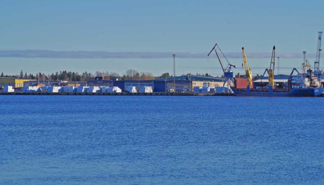 Umeå hamn, sedd från färjekajen i Obbola. Foto: Louise Vedin/Wikimedia Commons/https://commons.wikimedia.org/wiki/File:Ume%C3%A5_hamn.jpg