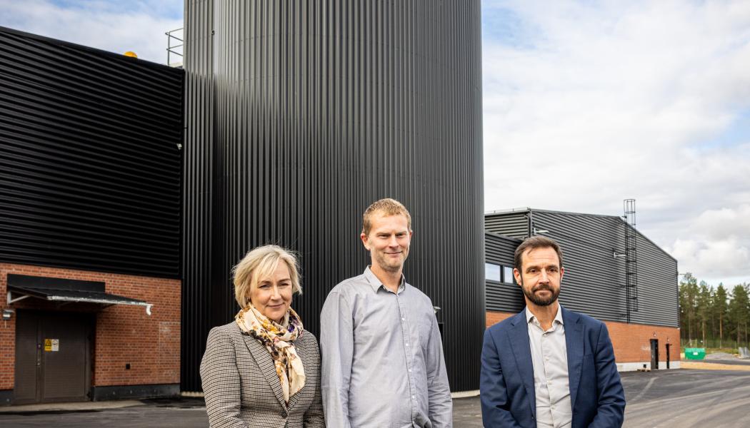 Arkivbild från invigningen. I bild; landshövding Helene Hellmark Knutsson, Vakins projektledare Daniel Fredlander och Vakins vd Robert Hansson framför det utbyggda vattenverket Foto: Vakin