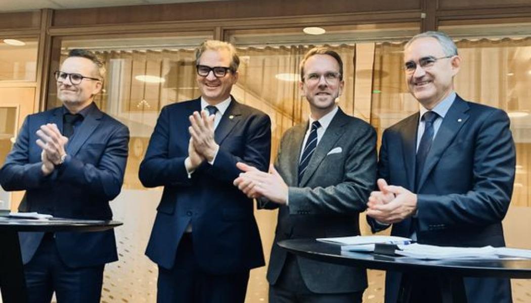 Signering tre underhållståg med Peter Sonne, Managing Director, Plasser Scandinavia, Wolfgang Fally, Chief Executive Officer, Robel, Andreas Carlson, infrastrukturminister och Roberto Maiorana, generaldirektör, Trafikverket. Foto: Irene Skogvold.