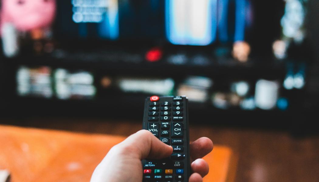 Uppdragets första del är att kartlägga distributionen av radio och tv, både i marknät och över internet. Foto: Erik Mclean/Unsplash