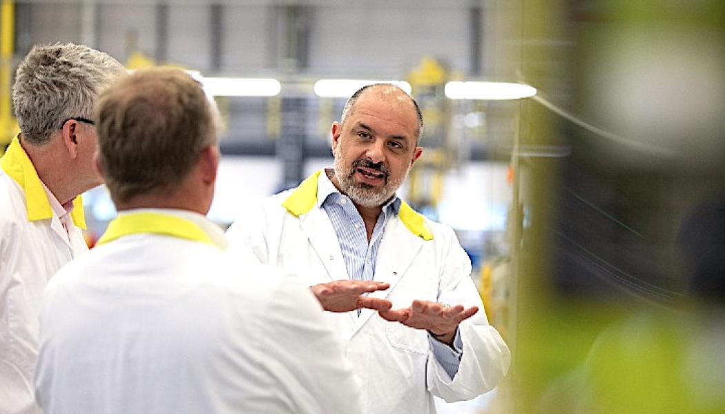 Laurent Odeh, kommersiell chef på Urenco (till höger), bedömer att världen kommer att ha betydligt mer installerad kärnkraftskapacitet år 2050 än i dag. Att tredubbla kapaciteten, vilket flera länder och organisationer eftersträvar, ser han som en mycket ambitiös målsättning.  Foto: Urenco