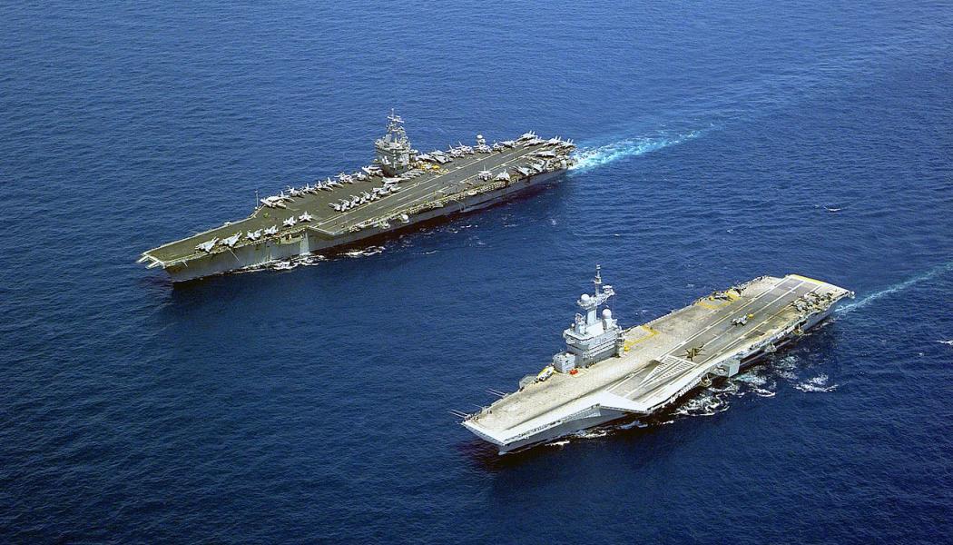 Charles de Gaulle i förgrunden bredvid USS Enterprise från USA. Foto: US Navy/Wikimedia Commons
