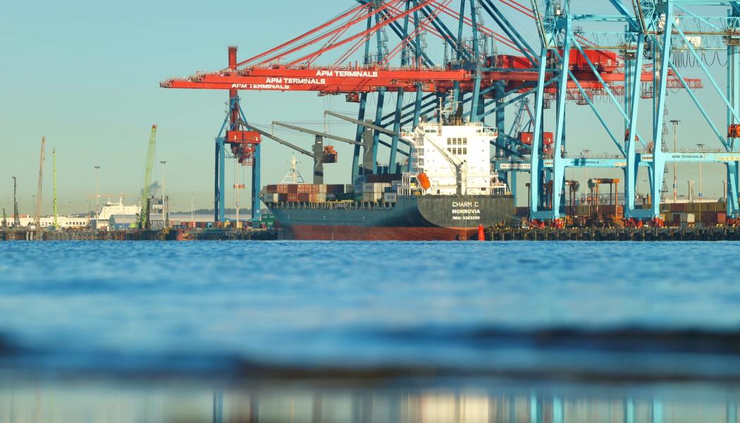 Geminifartyget Charm C vid kaj i containerterminalen i Göteborgs Hamn där hon nu hanteras av terminaloperatören APM Terminals. Bild: Göteborgs Hamn.