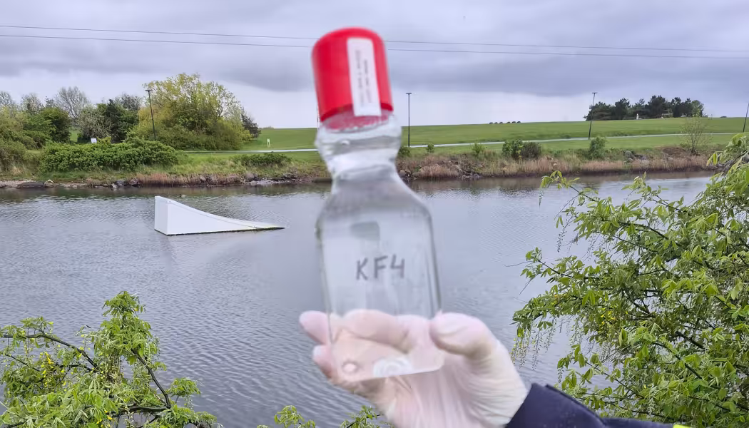 Prover på kanalens vatten tas för att få kunskap om hur bakteriehalterna och spridningen av avloppsvatten ser ut. Foto: VA Syd