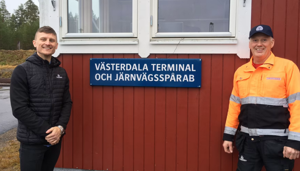 Dino Besic, vice vd för Fiskarhedens Trävaru och Lennart Renheim, platschef på Västerdala Terminal och Järnvägsspår. Foto: Länsstyrelsen