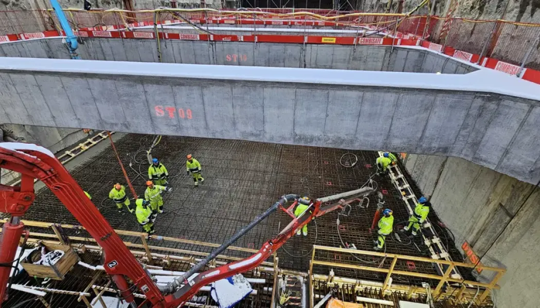 Det knappt två meter tjocka taket göts mot de betongväggar som finns där sedan tidigare. Foto: Trafikverket