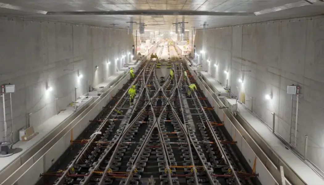 Första etappen omfattar 5 000 meter ballastfritt spår och 16 växlar, däribland en 130 meter lång kryssväxel. Foto: Kasper Dudzik och Trafikverket