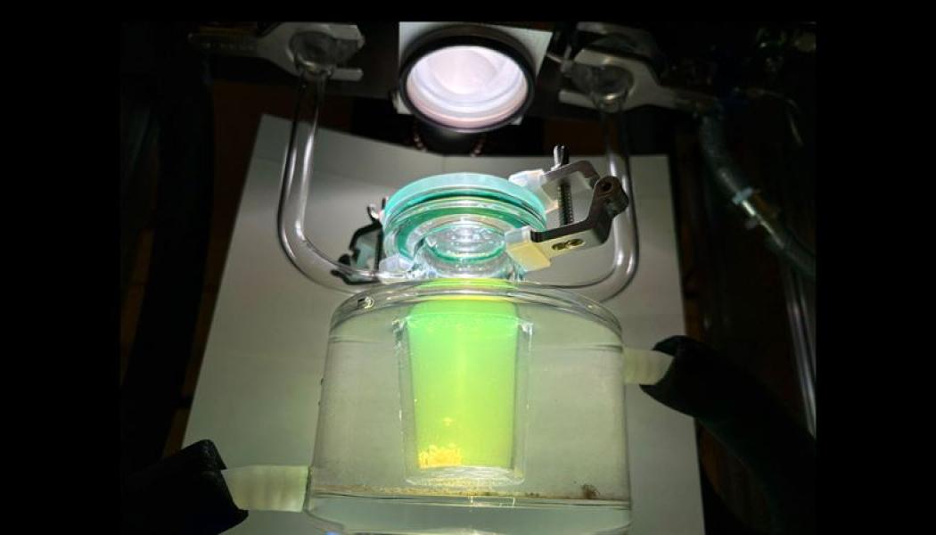 Ett nytt forskningsgenombrott öppnar för effektiv vätgasproduktion direkt från solenergi – utan bristmetallen platina. I reaktorn på kemilabbet på Chalmers går det att se med blotta ögat hur vätgasen effektivt bildas med hjälp av fotokatalys. Foto: Chalmers tekniska högskola | Mia Halleröd Palmgren