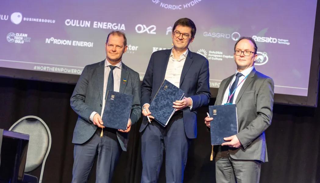 Även en fransk projektutvecklare, Verso Energy, har tecknat ett samarbetsavtal med den finska staden Uleåborg om att utveckla en anläggning värd 1,4 miljarder euro (1,47 miljarder dollar) för att omvandla grön vätgas till syntetiskt flygbränsle, så kallat ”e-SAF”. Uleåborgs stad kommer att gå vidare med detaljplaneringen av hamnens industriområde för grön omställning för att anpassa området till projektet, som kan komma att producera 80 000 ton e-SAF per år. På bilden: Ari Alatossava, borgmästare i Uleåborg, Antoine Huard, vd för Verso Energy, och Marko Mykkänen, vd för Uleåborgs hamn.
Foto: Uleåborgs stad