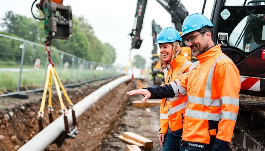 Julie Bürkle-Weiss och projektledaren H. Wölfle övervakar den första vätgasledningen som anläggs i södra Tyskland.
Foto: Badenova Netze