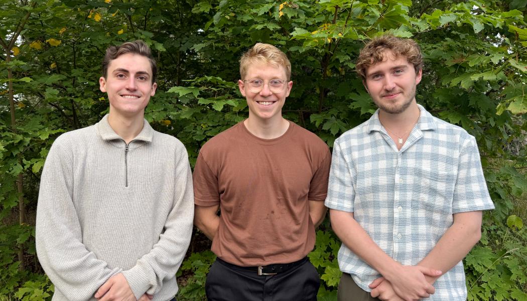 Frans Ignberg (maskinteknik), Oskar Albinsson (farkostteknik) och Sebastian Lindberg (farkostteknik) från Kungliga Tekniska Högskolan. De tre studenterna tilldelades även ett extra stipendium av Sammes stiftelse på 100 000 kronor. Stipendiet delas ut till projekt och studenter som utmärkt sig särskilt under sommaren. Foto: Skellefteå Science City