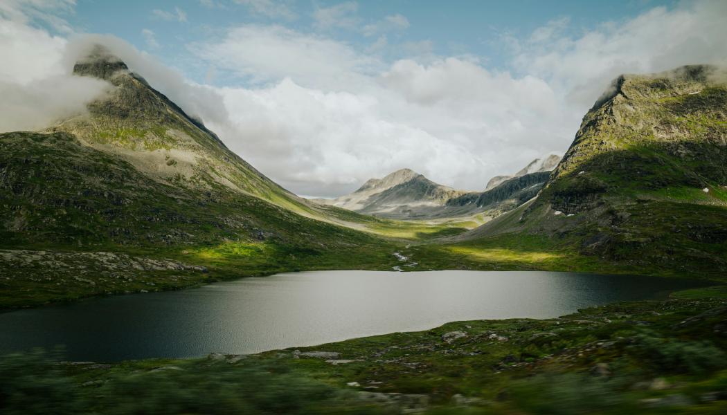 Lagstiftarna har valt olika normer för PFAS i grund- och ytvatten. Grundvattennivåerna är mer tillåtande men väntas skärpas senare. EurEau varnar för att detta bortser från långsam förnyelse i grundvatten och uppmanar till strikta källkontroller i stället för att lägga bördan på reningsverk. Foto: Fredrik Posse/Unsplash