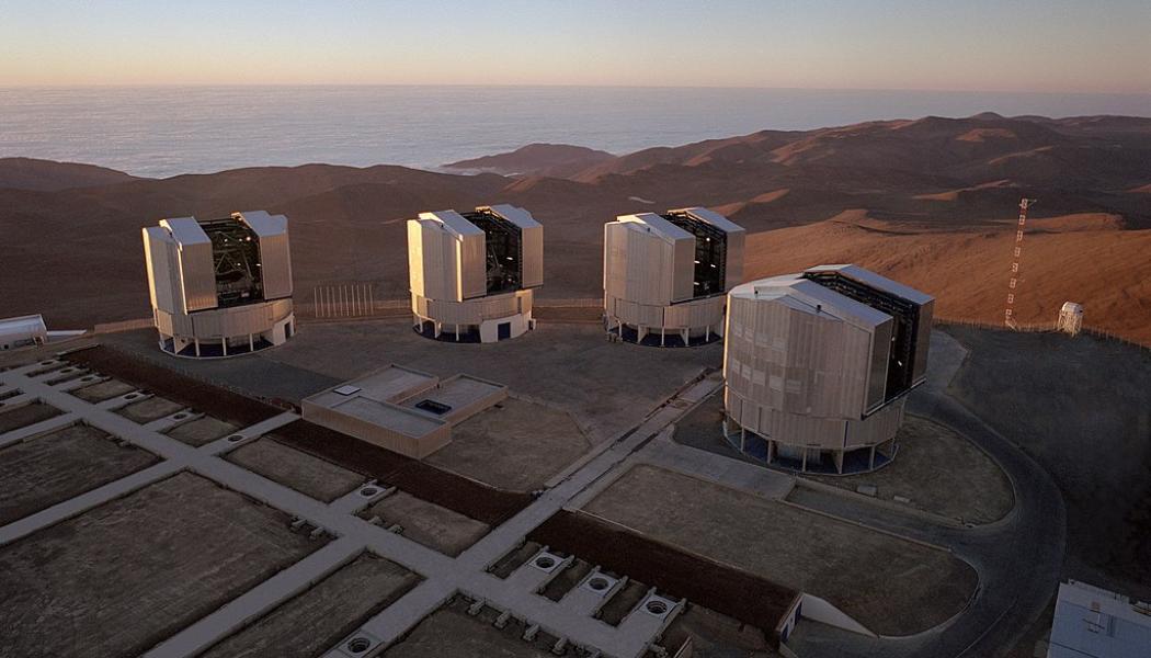Paranal-observatoriet, som byggts och drivs av ESO, invigdes 1999 på en höjd av 2 600 meter mitt i Atacamaöknen, en idealisk plats för astronomiska observationer på grund av dess torra klimat, dess höjd och frånvaron av moln och regn. Foto: ESO/Wikimedia Commons