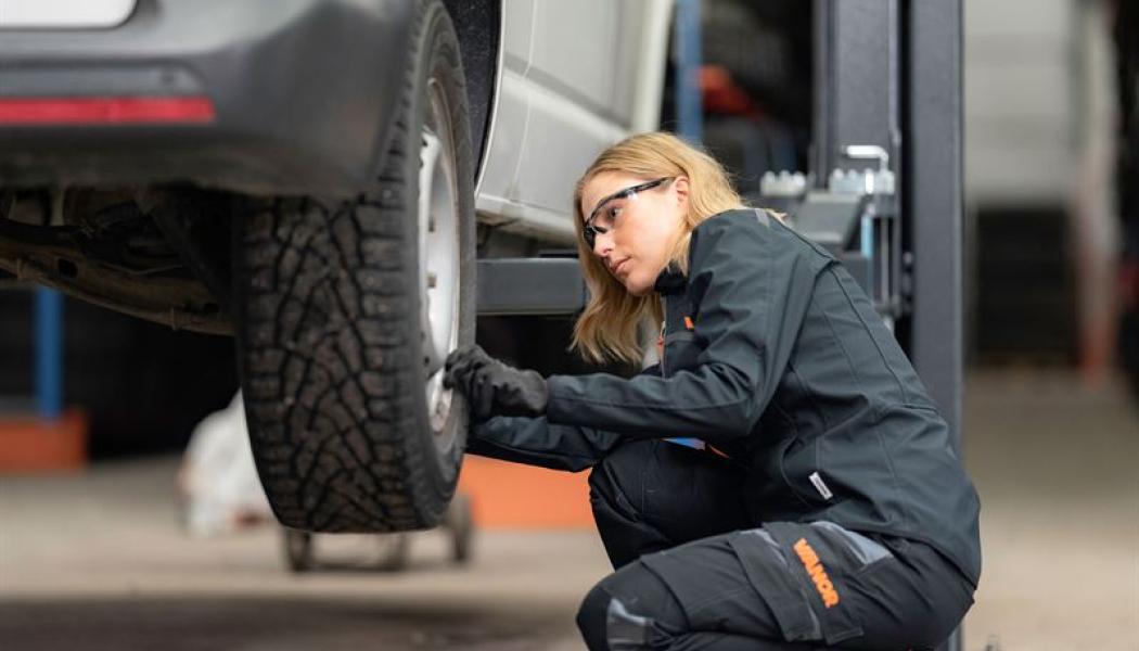 Även om ett däck är lagligt betyder det alltså inte att det är säkert. Att regelbundet kontrollera mönsterdjupet är därför viktigt, inte minst innan man byter till sommardäck efter vintern. Foto: Vianor