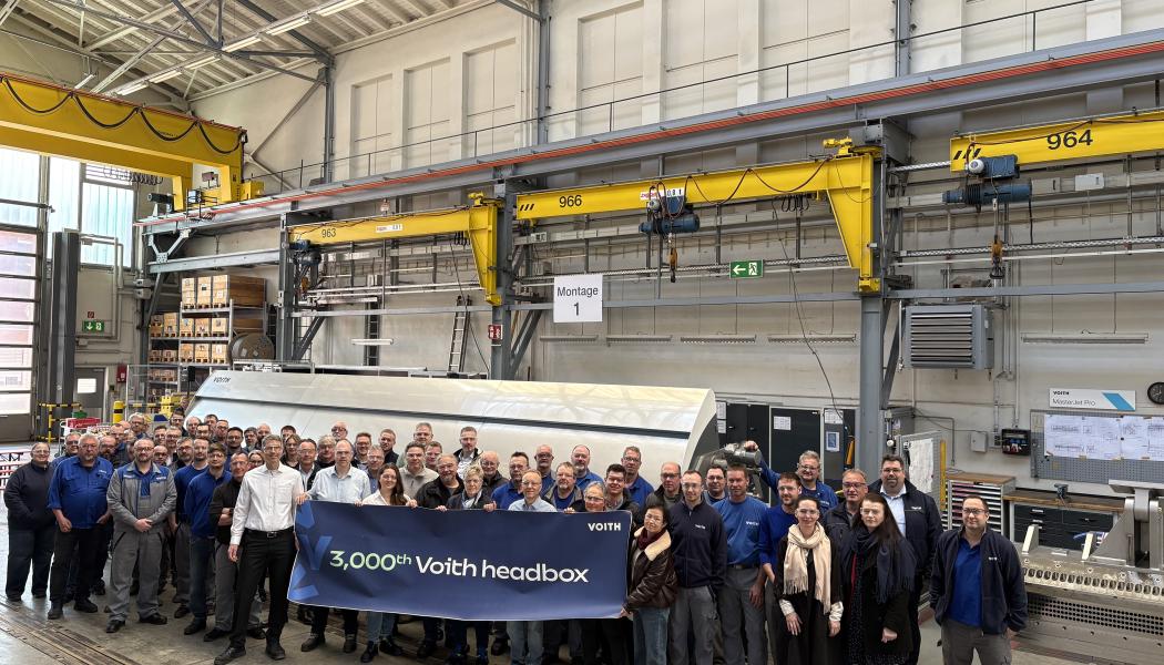 Voith employees in front of the 3,000th Voith headbox. Photo: Voith
