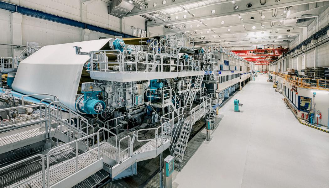 During the rebuild, the paper machine and two VariTop reel stands were retrofitted, numerous components were relocated, and the web guide was adapted to the new requirements. Photo: Voith