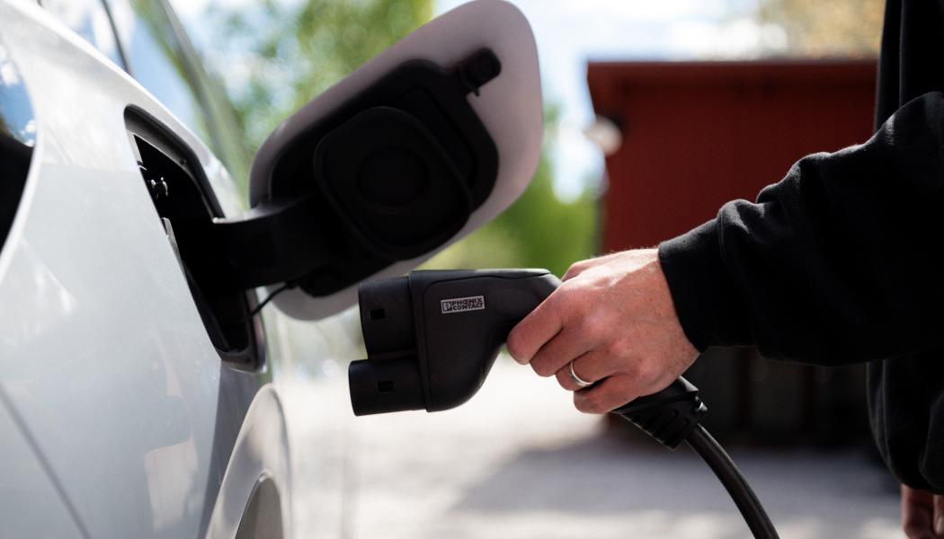 Dubbelriktad laddning (V2H/V2G) innebär att bilens batteri kan lagra energi när elen är billig och sedan utnyttja den för bostaden när priset är högt – eller skicka den tillbaka ut på elnätet. Foto: Volkswagen