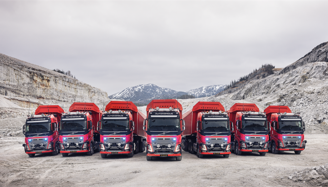 Lastbilarna används för att transportera kalksten mellan gruvan och krossen på en fem kilometer lång sträcka som inkluderar både tunnlar och öppna ytor. Foto: Volvo