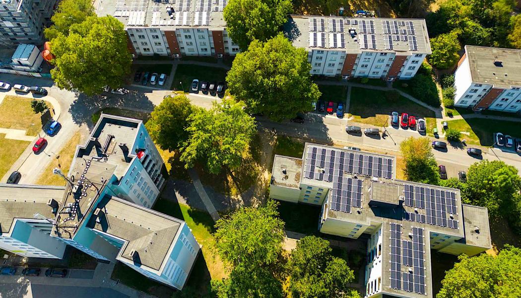 I Sverige är bolaget ägare till fastighetsbolaget Victoriahem som är en sammanslagning av Hembla och Victoria Park. Vonovia har blivit Sveriges största hyresvärd. Foto: Vonovia-bostäder uppifrån. Foto: Vonovia.