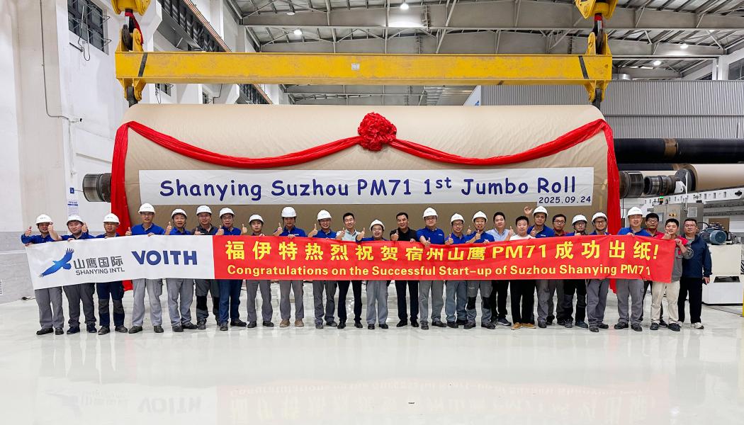 First jumbo roll of Shanying Suzhou’s PM 71. Photo: Voith
