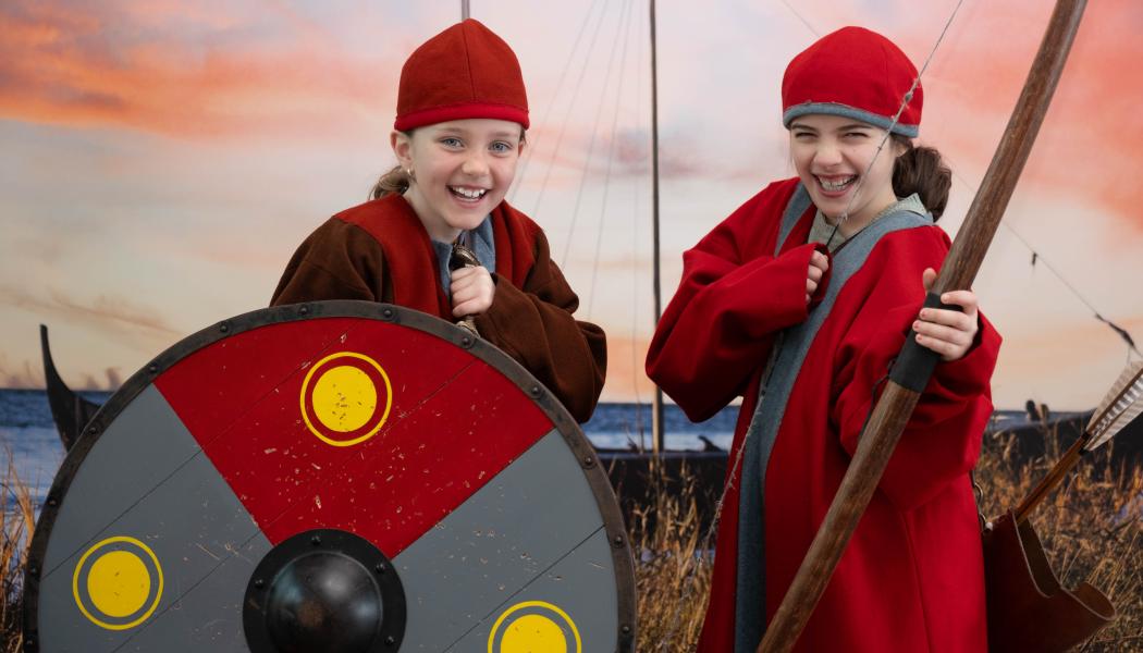 Två barn klär ut sig till vikingar i utställningen VIkings Before Vikings. Foto: Birgit Walsh, Vrak/SMTM.