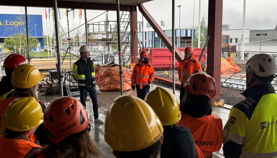 Dagens bjälklagsfest blev ett uppskattat inslag för de närvarande och ett tillfälle att lyfta fram samverkan i det fortsatta byggarbetet. Foto: ByggArvid