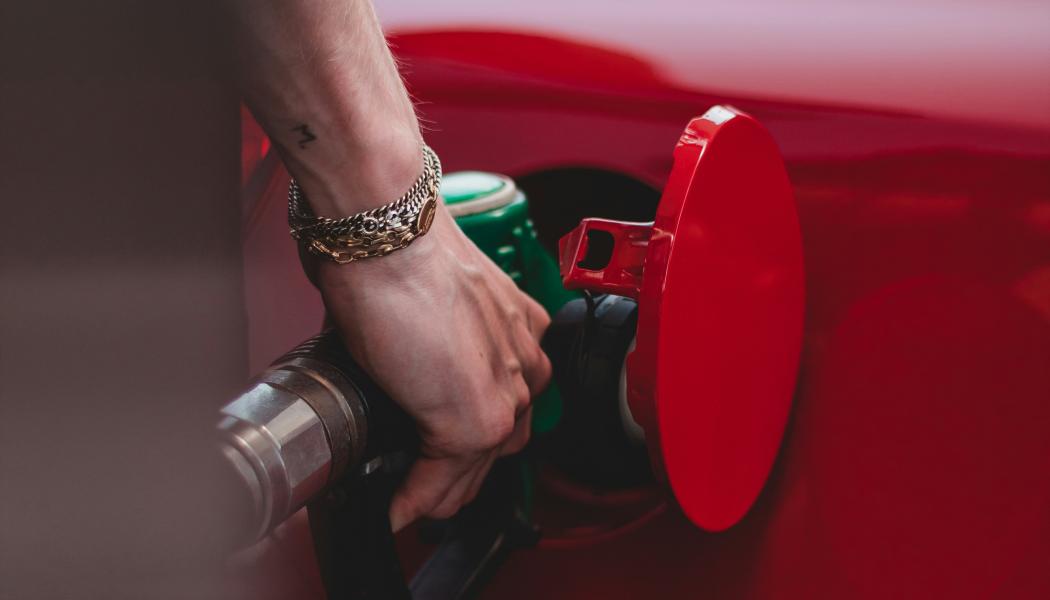 Man som tankar bil. Foto: Wassim Chouak / Unsplash