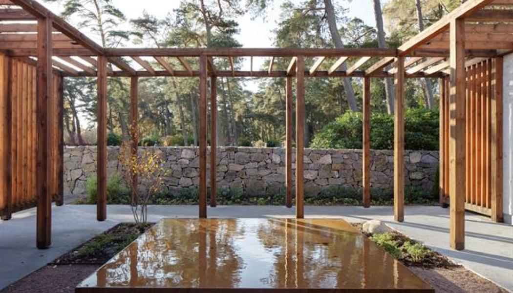    
White Arkitekter,  Skogskapellet . Förgård vid visning. Foto Henrik Rosenqvist