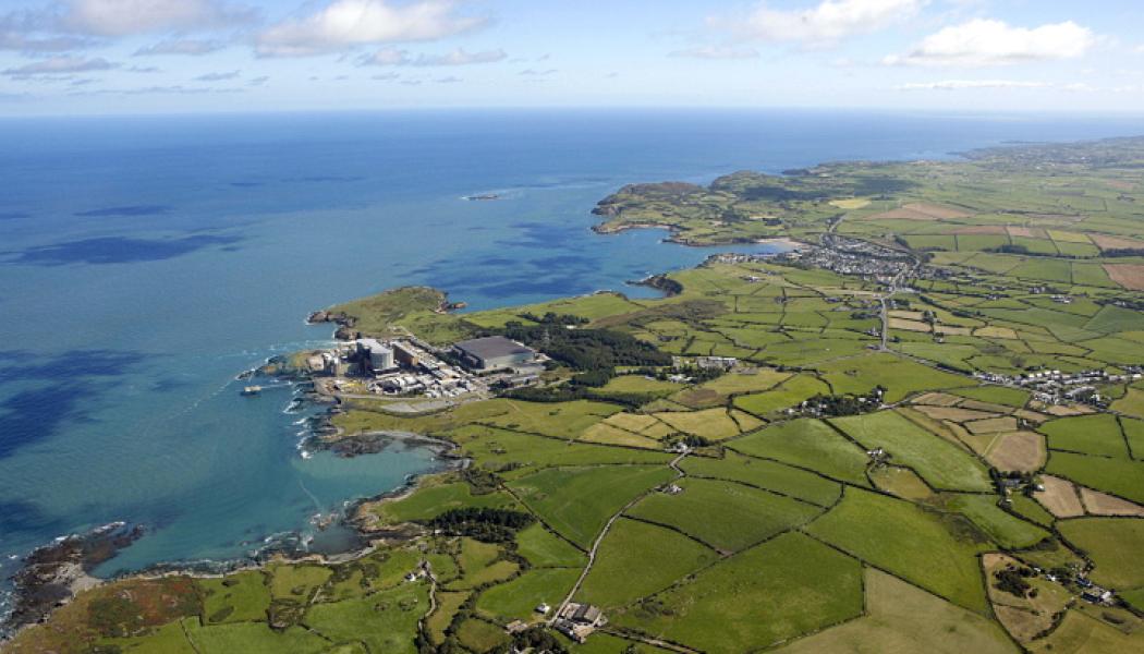 Wylfa-området på ön Anglesey i norra Wales, där nya SMR-reaktorer planeras.
Foto: Arup / pressbild.