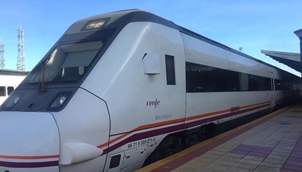 Än så länge körs tågen med diesellok men elektrifieringen ska vara klar 2023. Foto: Renfe