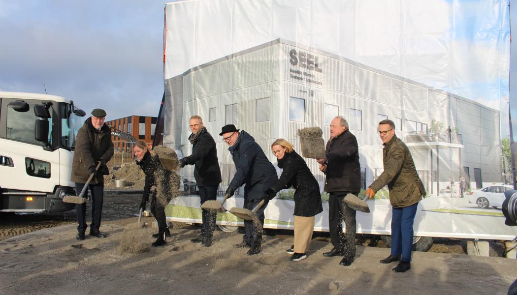 Vid dagens första spadtag medverkade bland andra näringsminister Karl-Petter Thorwaldsson, Sven-Erik Österberg, landshövding i Stockholms län, Pia Sandvik, vd RISE, Rémy Kolessar, chef för avdelningen Forskning, innovation och affärsutveckling på Energimyndigheten, Magnus Mackaldener, Head of Electrification Development Scania Group, Jan Persson, vd Kilenkrysset och Gunilla Lindstedt, kommunstyrelsens ordförande i Nykvarns kommun. Foto: Kilenkrysset 