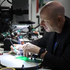 Stefan Ericson i det nya labbet på ASSAR Industrial Innovation Arena i Skövde. Pressbild.