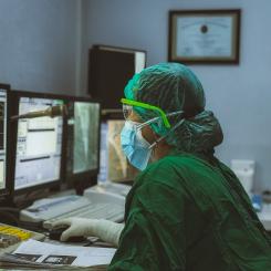 Vårdpersonal arbetar vid datasystem i sjukvårdsmiljö. Genrebild. Foto: irwan blogcious /Unsplash