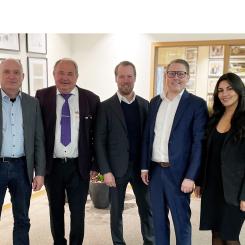 Från vänster: Frida Gullstrand, Advokatfirman Glimstedt, Ove Nilsson, Kilenkrysset, Jan Persson, Kilenkrysset, Claes Virgin, Angermann,
Christoffer Walljaeger, Logicor, Teresa Villegas, Logicor och Andy Li, Roschier Advokatbyrå, i samband med signeringen. Foto: Kilenkrysset