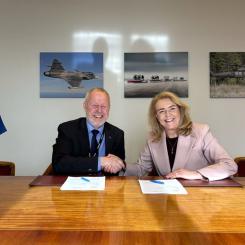 Kontraktsskrivning. Foto: SSC Space