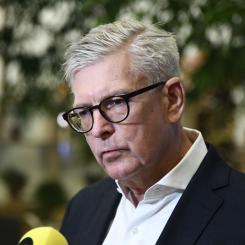 Lars Schröder/TT: Ericssons vd Börje Ekholm visar siffrorna. Arkivbild.