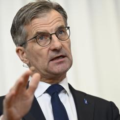 Fredrik Sandberg/TT: Riksbanken, med chefen Erik Thedéen, väntas börja sänka styrräntan i maj enligt marknadens prissättning. Arkivbild.