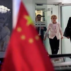 Andy Wong/AP/TT: EU-kommissionens ordförande Ursula von der Leyen under sitt besök i Peking i april i fjol. Arkivfoto.