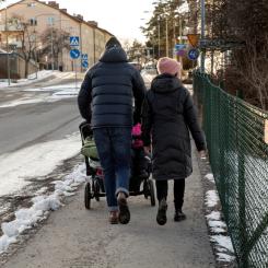 Martina Holmberg / TT: Barnfamiljer som har inkomster från två vuxna är en ny grupp som hör av sig till Kronofogden på grund av ökade utgifter. Arkivbild.