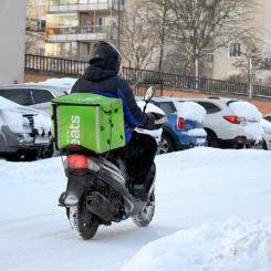 Janerik Henriksson/TT: Ett matbud på moped i Solna. Inom EU har en uppgörelse nu nåtts - för andra gången - om ramverk för vem som ska räknas som anställd inom den så kallade gigekonomin. Arkivfoto.