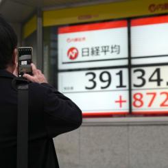 Eugene Hoshiko/AP/TT: Tokyobörsen inleder handelsveckan glatt.