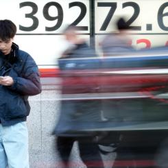 Eugene Hoshiko/AP/TT: Utvecklingen gick åt olika håll på Asiens ledande börser under tisdagens inledande handel. Bild från i måndags.